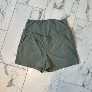 Gap Fit Maternity tech shorts Medium